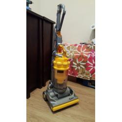 DYSON BAGLESS HOOVER WITH TOOLS VERY GOOD CONDITION VERY VERY POWERFUL