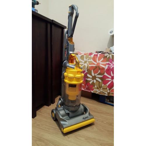 DYSON BAGLESS HOOVER WITH TOOLS VERY GOOD CONDITION VERY VERY POWERFUL