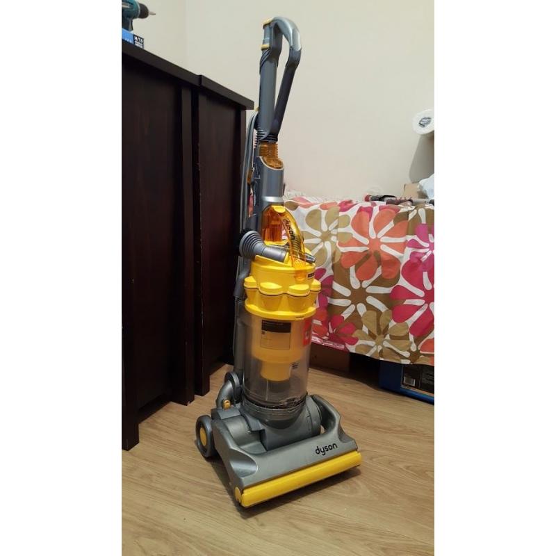 DYSON BAGLESS HOOVER WITH TOOLS VERY GOOD CONDITION VERY VERY POWERFUL