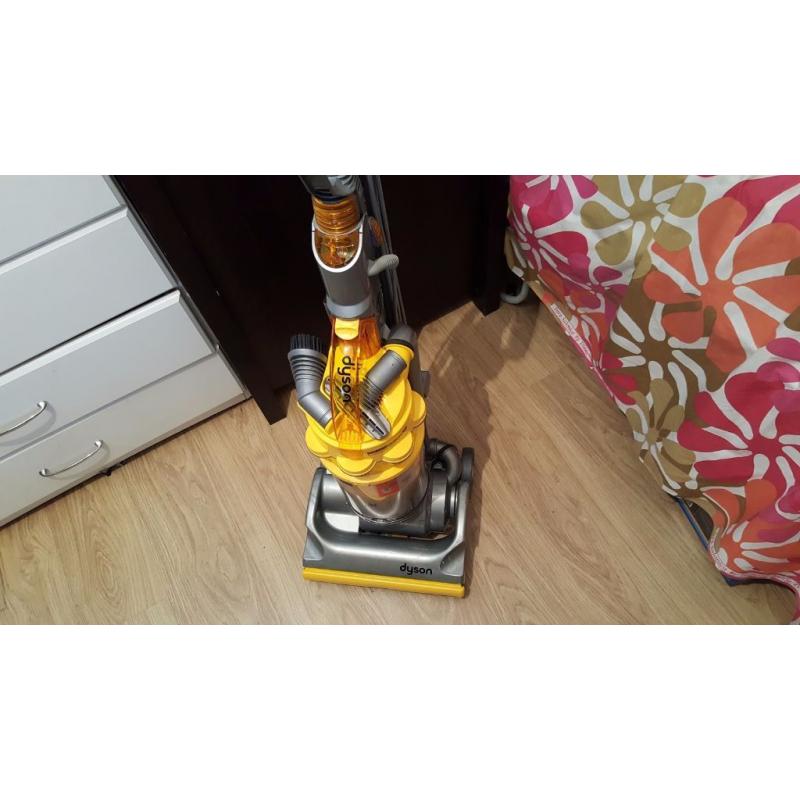 DYSON BAGLESS HOOVER WITH TOOLS VERY GOOD CONDITION VERY VERY POWERFUL