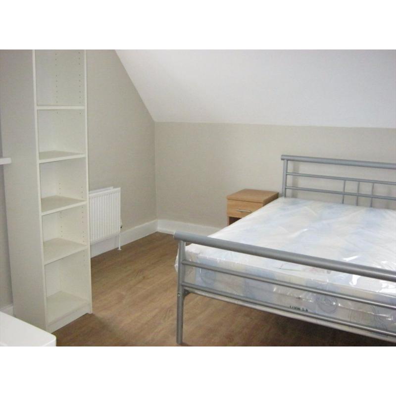 Come See This Great Room With Quick Links To London Bridge
