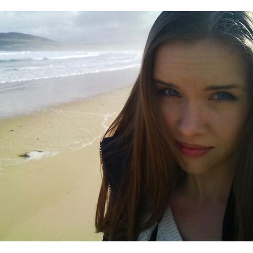 Female young professional looking for a double bedroom/buddy up from August