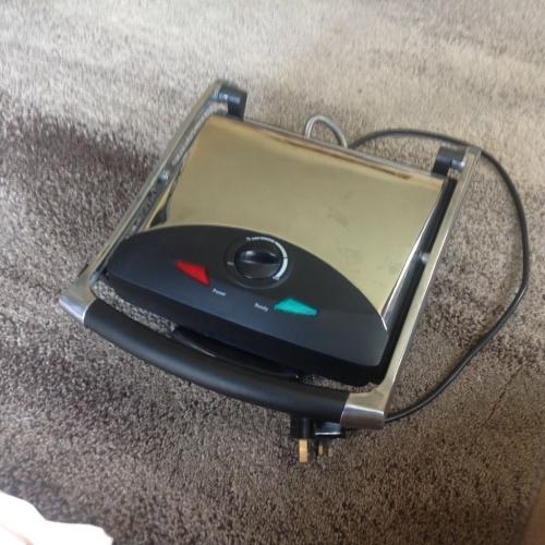 J.S. Panini press. Grill. Used once 30 cms. Sq. approx