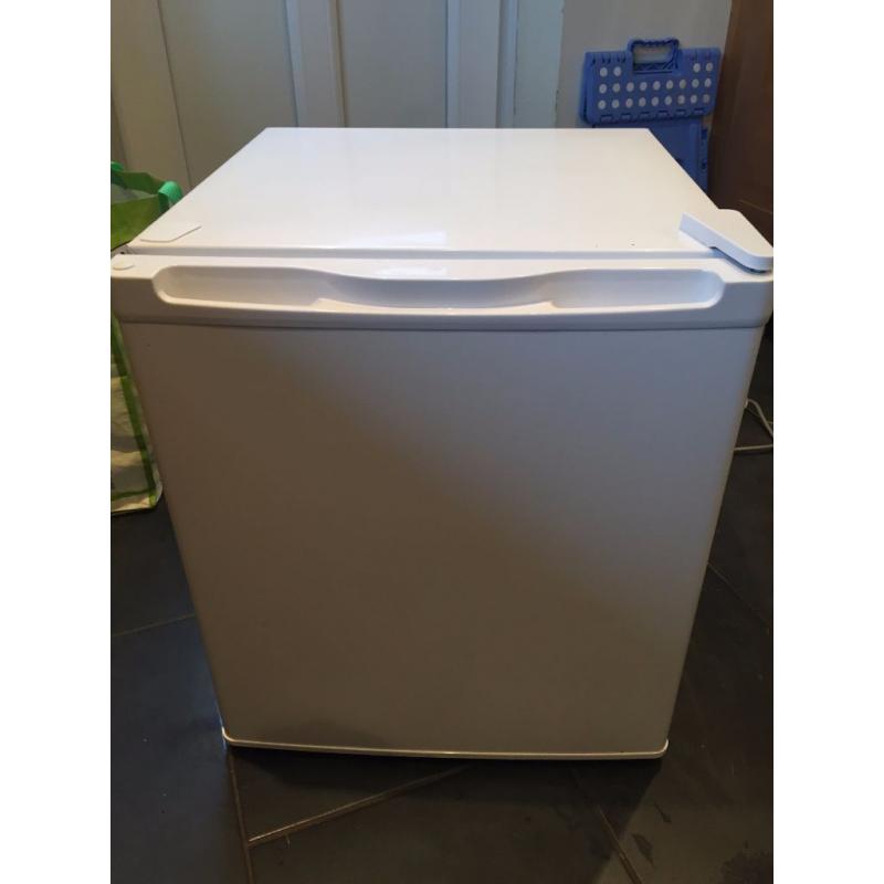 Small Curry's Essential Fridge with Ice Box