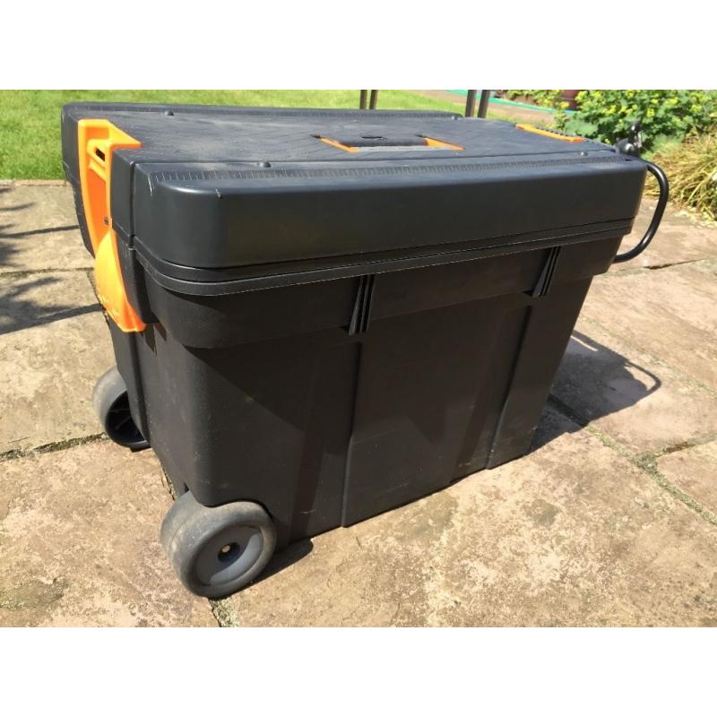 Large, B&Q mobile tool chest in very good, used condition.