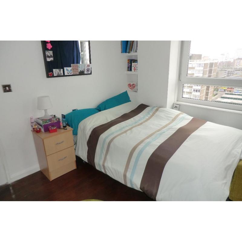 A spacious double room in Surrey Quays. Zone 2 and Zone 3.