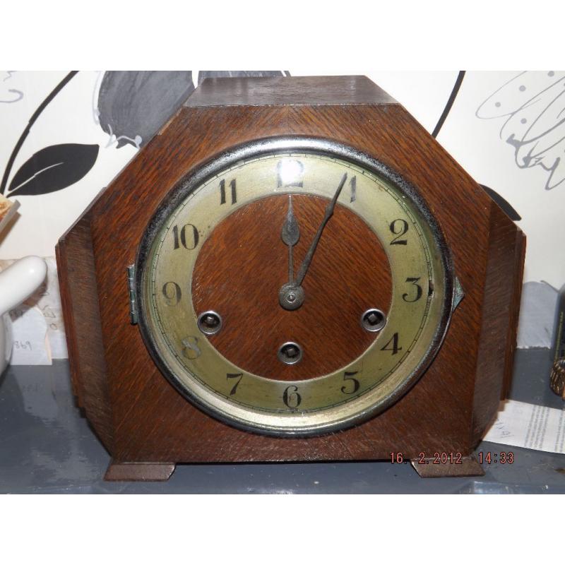 Old Mantle Clock (chiming)