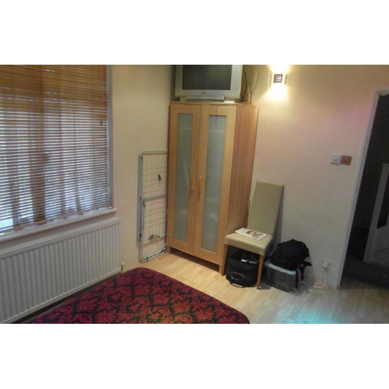 Nice Double Room In East Acton For 1 Person, Wireless Broadband, All Bills Included, Zone 2