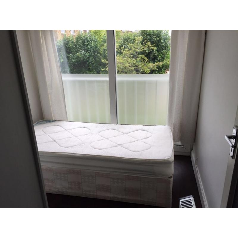 Fabulous Single Room In Camden Town **AVAILABLE NOW** !! 37a