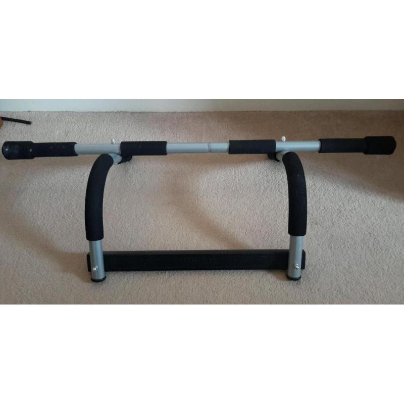 Gym pull up bar