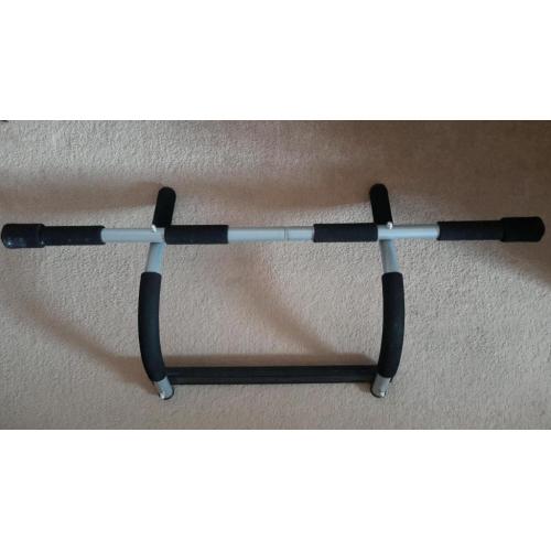 Gym pull up bar