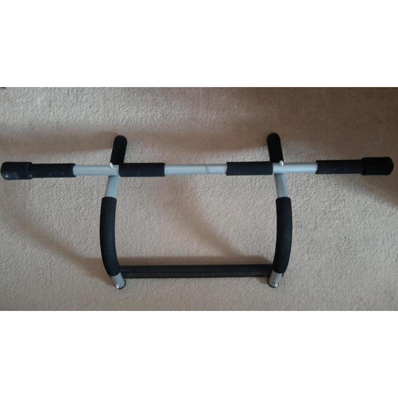 Gym pull up bar