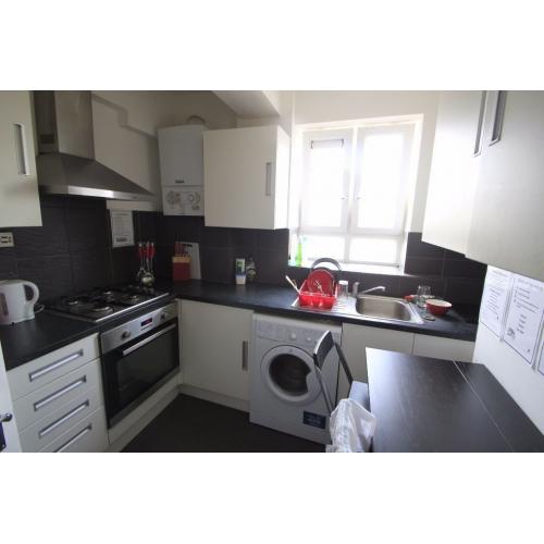 Amaizing DOUBLE ROOM AVAILABLE NOW ** TWO MONTH STAY** !! 51L