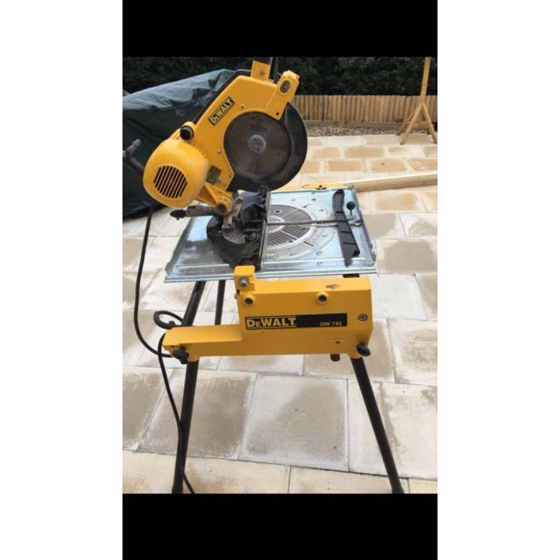 Dewalt 110v flip over saw, with leg stand and side extension table