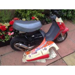 Mini motor in the style of a retro scooter