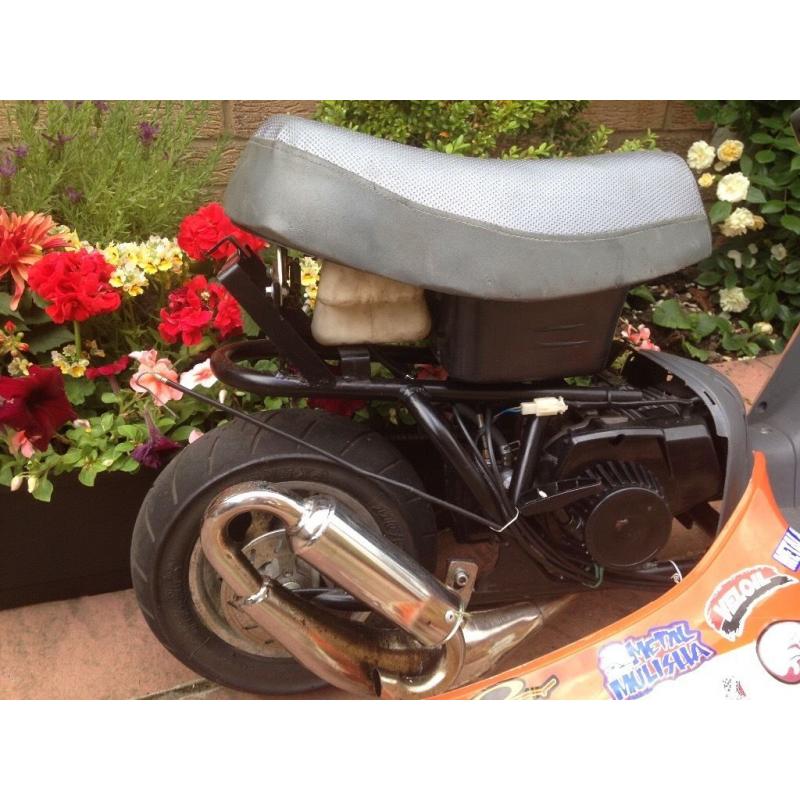 Mini motor in the style of a retro scooter