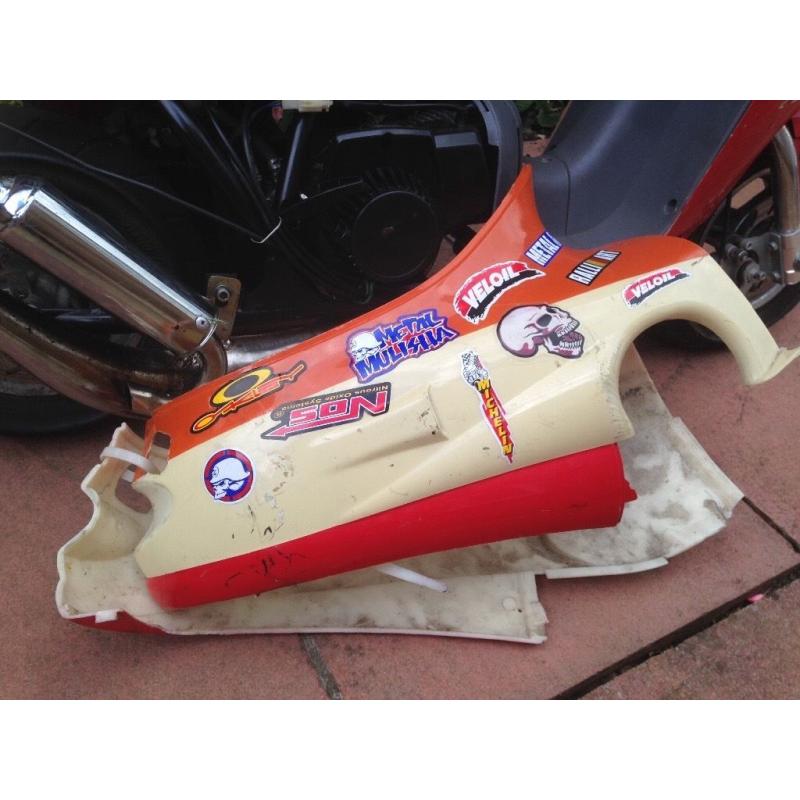 Mini motor in the style of a retro scooter