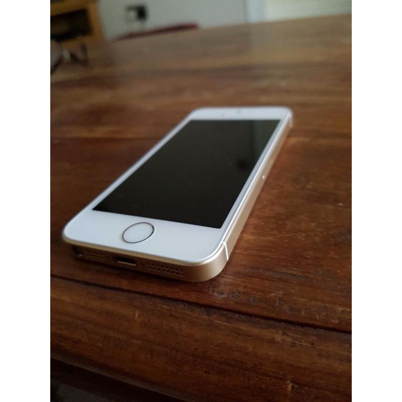 Iphone SE in gold on three. Mint condition.