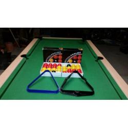 Full size pool table slate bed good condition and accessories