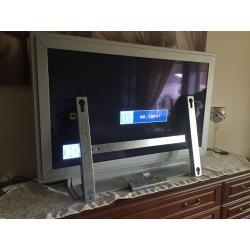 42 Inch Plasma TV with Remote Control and Wall Mounting Bracket