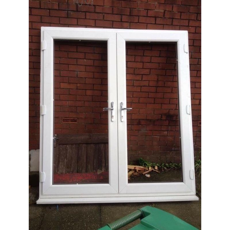 French doors with 3 keys "offers welcome"