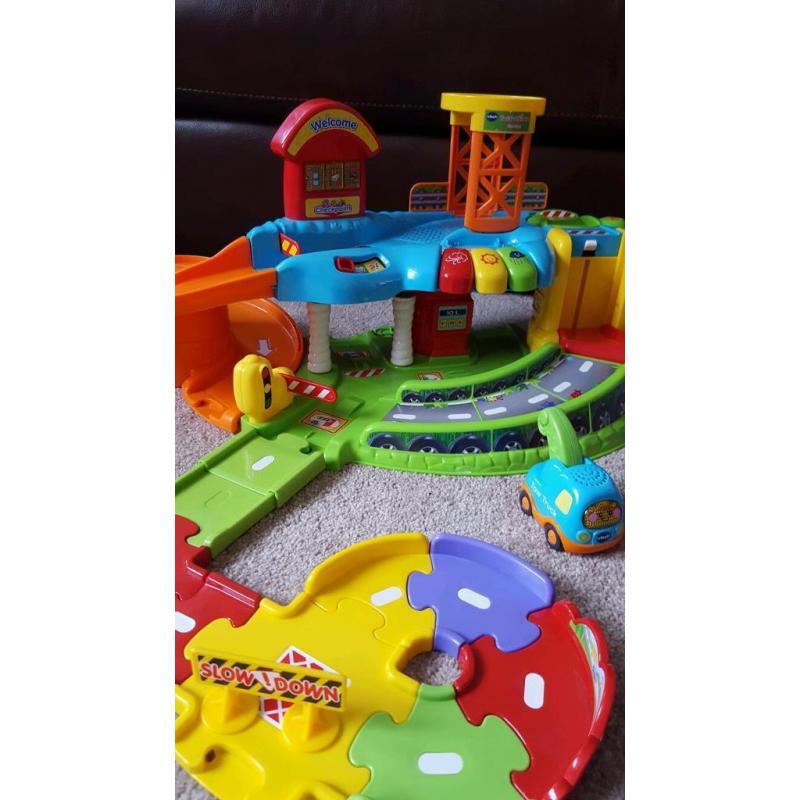 Toot toot drivers car garage and track set with 3 vehicles