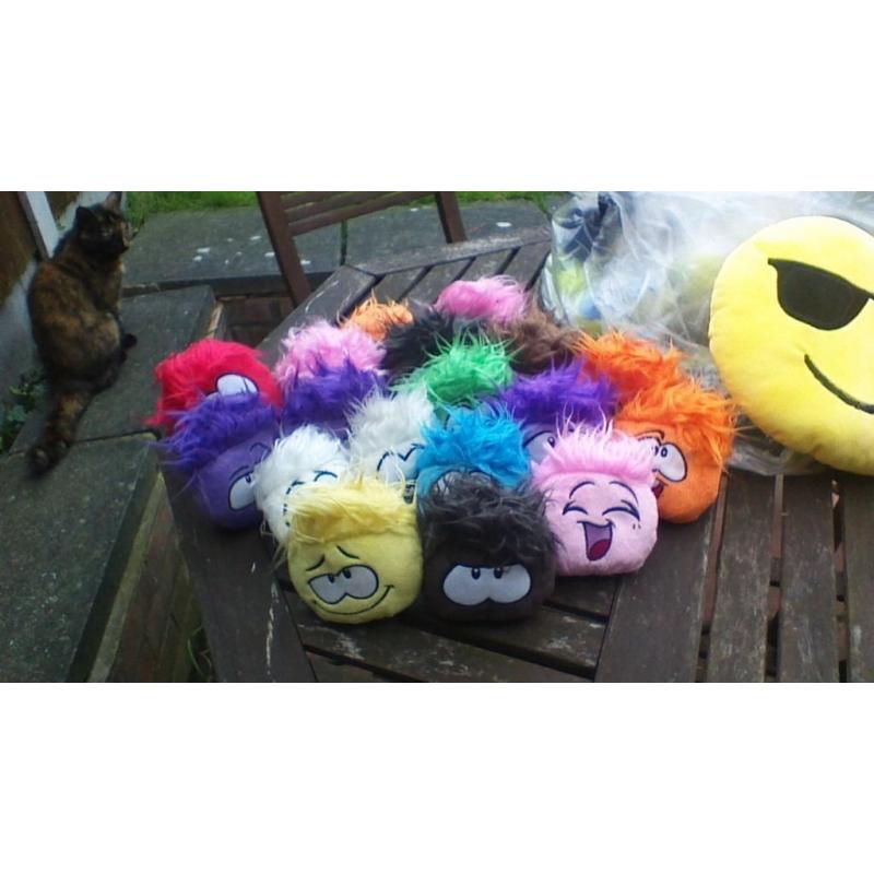 18 'puffle' teddies and 2 smiley faces.