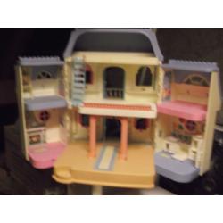 Fisher price- Large plastic dolls house