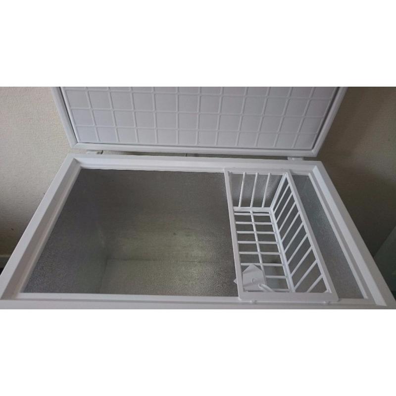 Medium chest freezer 3 ft long excellent condition not too old , uplift only but will help