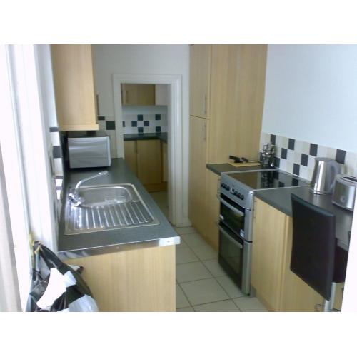 Room to rent in 4 bed house on Donegall Avenue. Close to City Hospital, Boucher Road & Lisburn Road