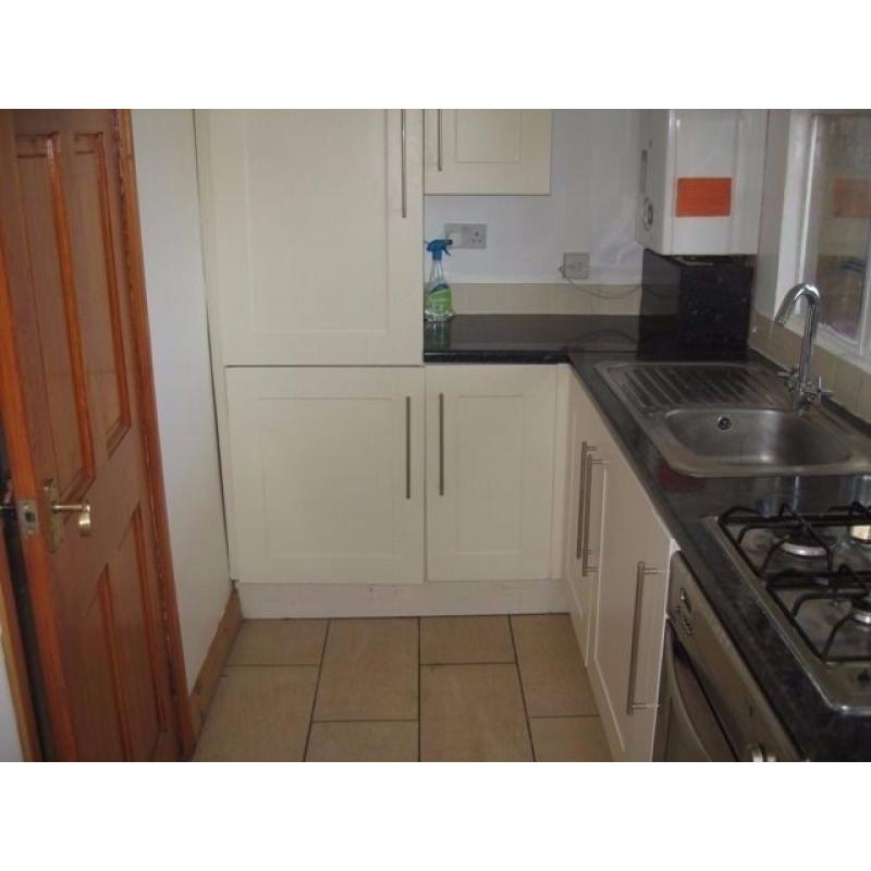 Pleasant double room in shared flat for let in Amhurst Road, Hackney E8.