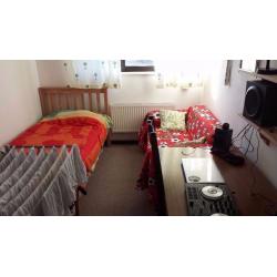 Good Size Single Room for 3 weeks let ( Bills Inc.)