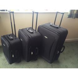 3 matching skyflite suitcases on wheels. Lightweight & excellent condition.