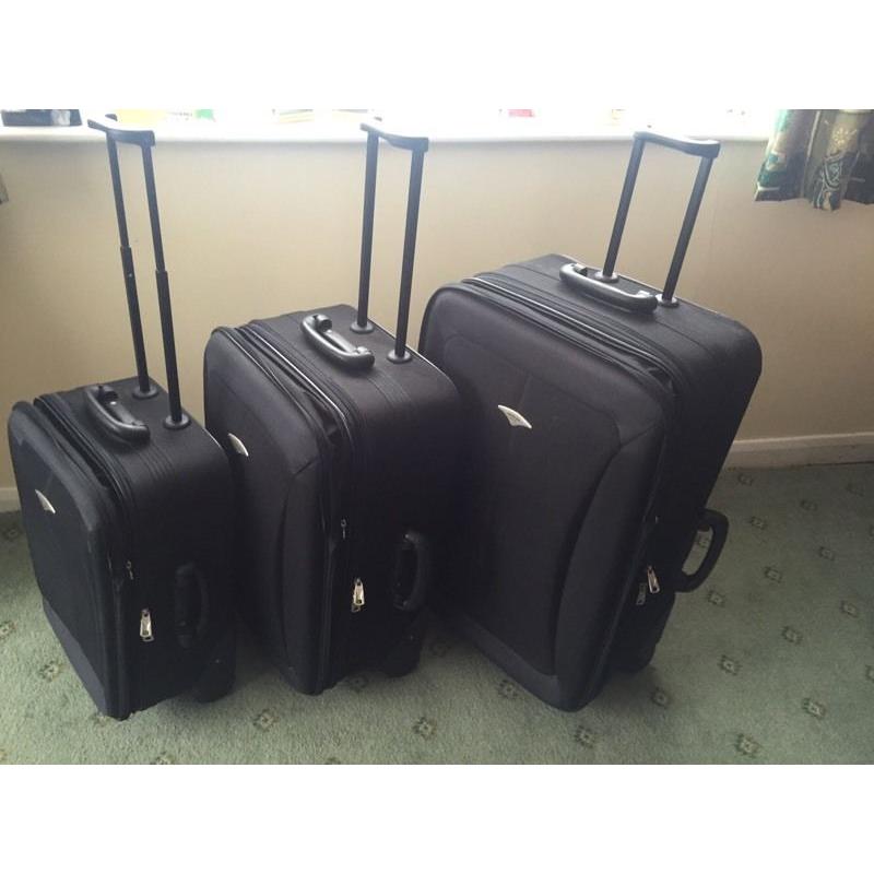 3 matching skyflite suitcases on wheels. Lightweight & excellent condition.