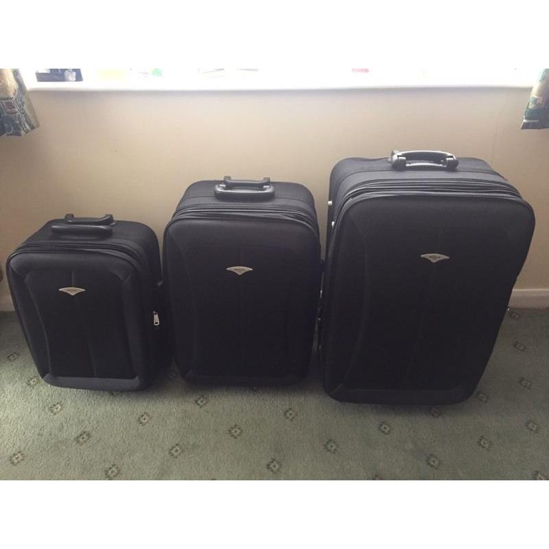 3 matching skyflite suitcases on wheels. Lightweight & excellent condition.