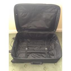 3 matching skyflite suitcases on wheels. Lightweight & excellent condition.