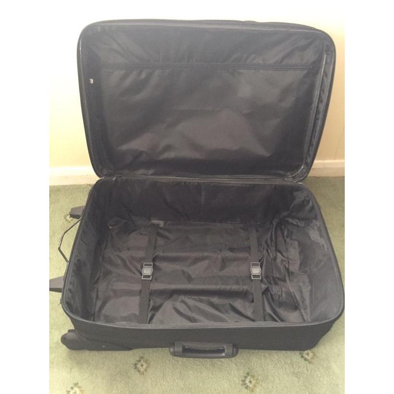 3 matching skyflite suitcases on wheels. Lightweight & excellent condition.