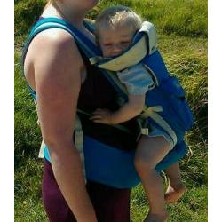 Baby carrier with hip seat