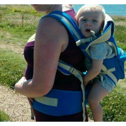 Baby carrier with hip seat