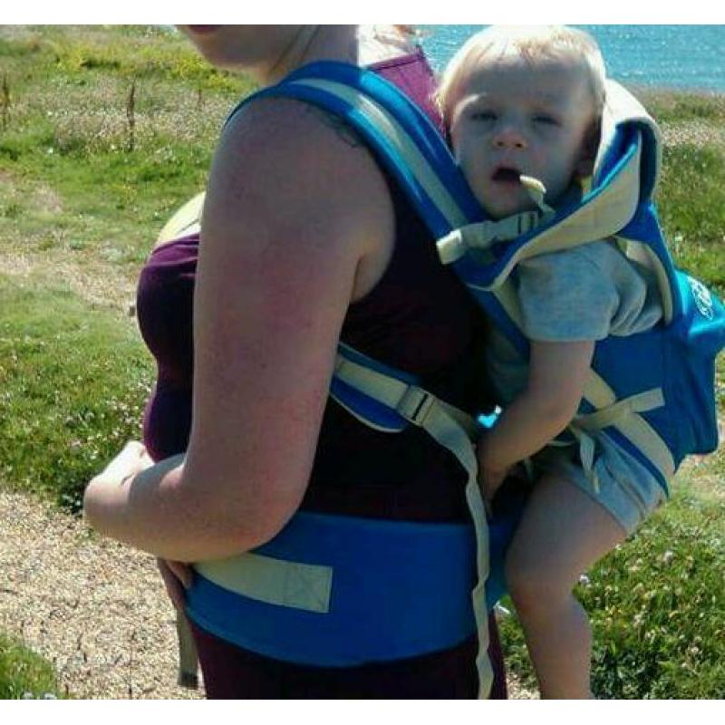 Baby carrier with hip seat