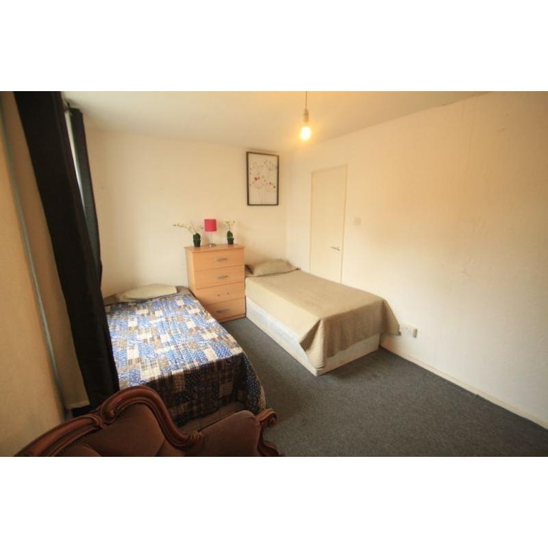 TWIN ROOM AVAILABLE IN A PROPERTY WITH LIVING ROOM AND GARDEN !!! 5P