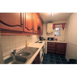 TWIN ROOM AVAILABLE IN A PROPERTY WITH LIVING ROOM AND GARDEN !!! 5P