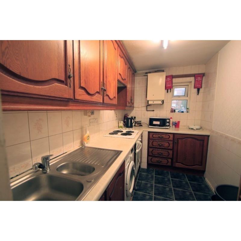TWIN ROOM AVAILABLE IN A PROPERTY WITH LIVING ROOM AND GARDEN !!! 5P