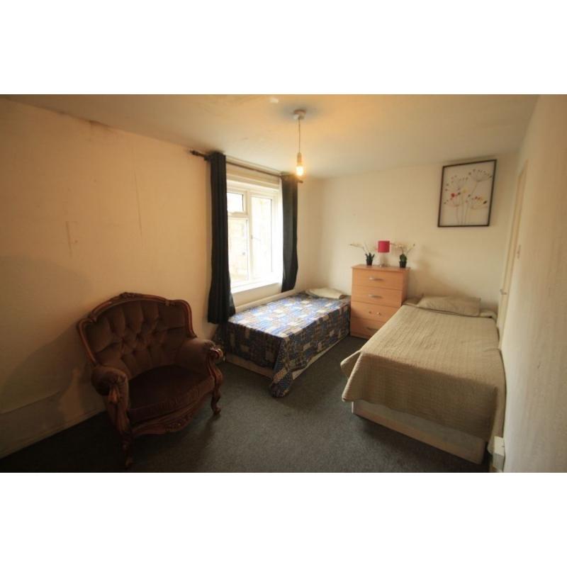 TWIN ROOM AVAILABLE IN A PROPERTY WITH LIVING ROOM AND GARDEN !!! 5P