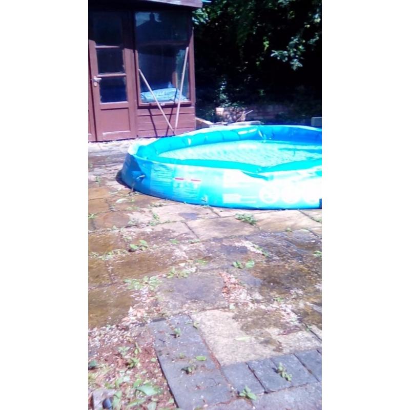 Inflatable splash pool