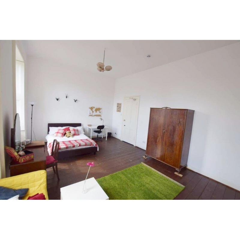Short term room available for rent in excellent West End location (G12 8JF)