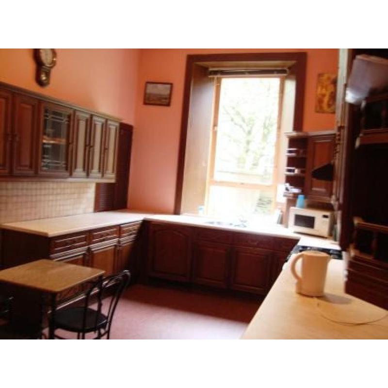FURNISHED ROOM AVAILABLE IMMEDIATELY