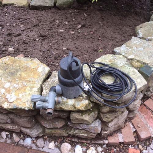 Submersible pond pump
