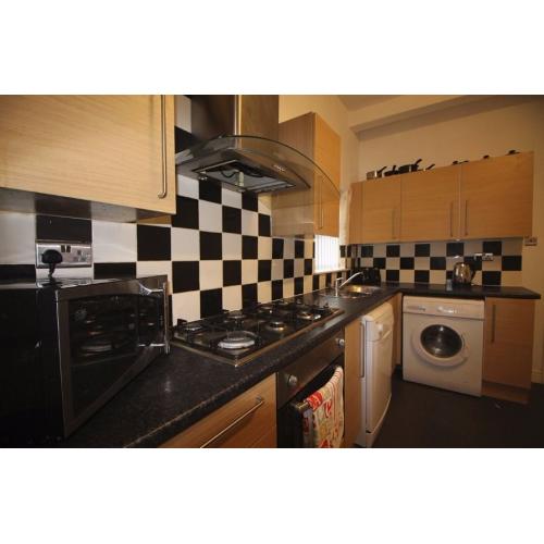 3 Rooms available in 6 Bedroom Student House for Next Academic Year, Bills Included, Longford Place
