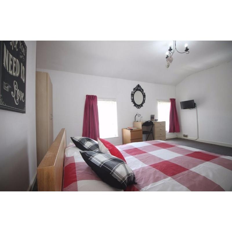3 Rooms available in 6 Bedroom Student House for Next Academic Year, Bills Included, Longford Place